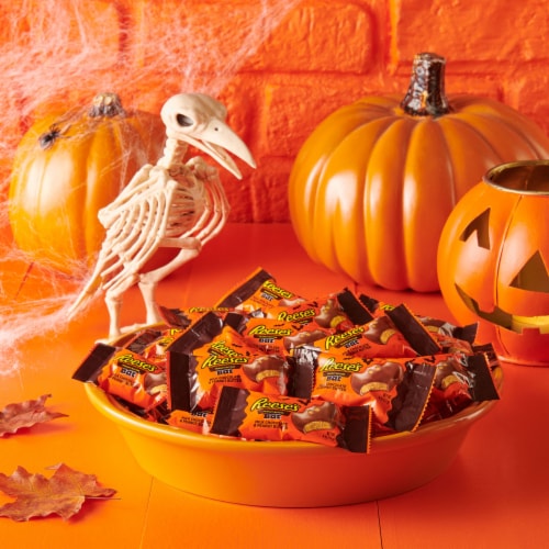 REESE'S Milk Chocolate Peanut Butter Snack Size Bats Halloween Candy Bag Perspective: top