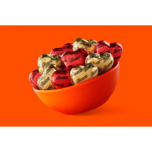 REESE'S Milk Chocolate Peanut Butter Creme Hearts Valentine Candy Heart Shaped Gift Box Perspective: top