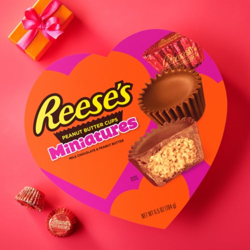 REESE'S Miniatures Milk Chocolate Peanut Butter Valentine Candy Gift Box Perspective: top