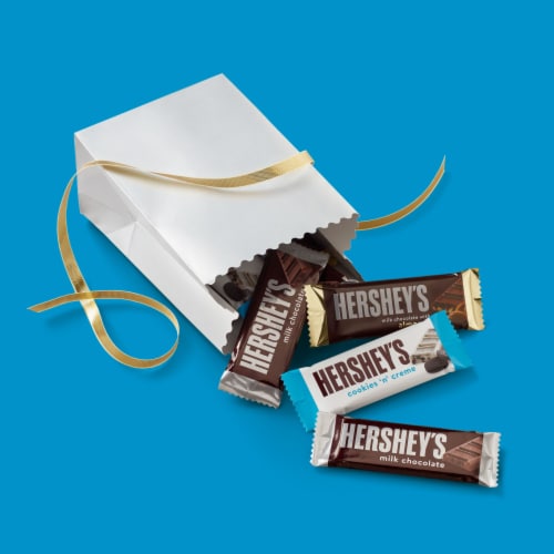 HERSHEY'S Assorted Milk Chocolate and White Creme Candy Party Pack Perspective: top