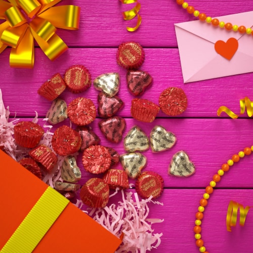 REESE'S Miniatures and Hearts Milk Chocolate Peanut Butter Candy Valentine's Day Variety Bag Perspective: top