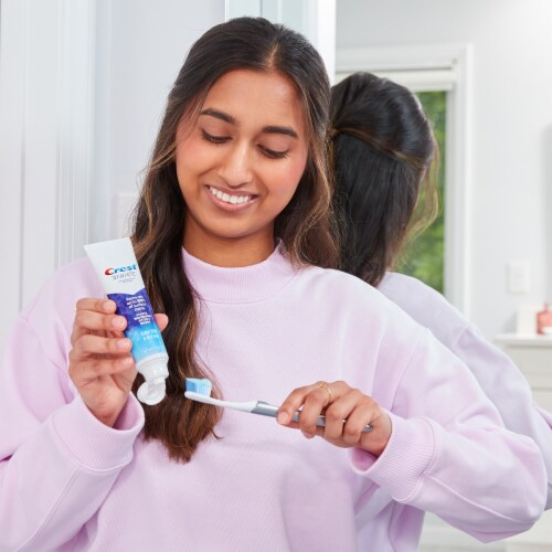 Crest 3D White Arctic Fresh Teeth Whitening Toothpaste Perspective: top