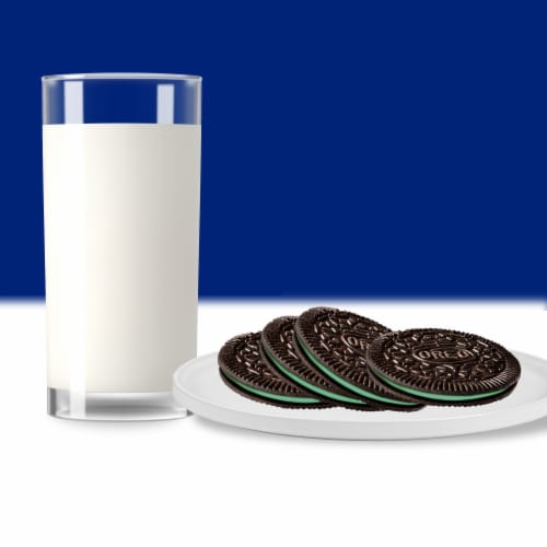 OREO Thins Mint Creme Chocolate Sandwich Cookies Family Size Perspective: top
