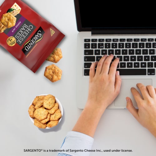 Sargento® Cheese Bakes Pepper Jack Crackers Perspective: top