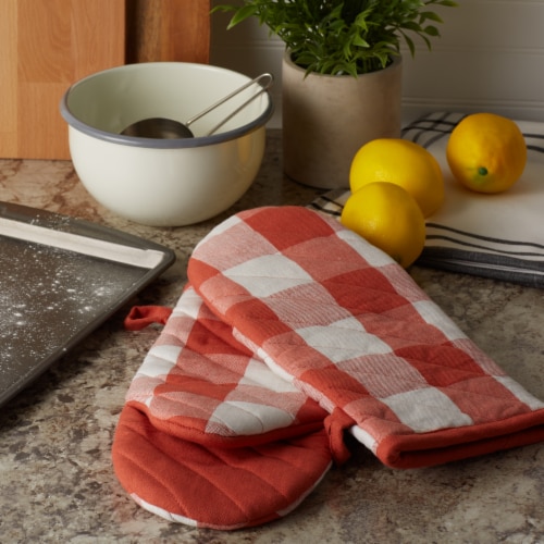 Design Imports CAMZ12345 13 x 6 in. Vintage Red Buffalo Check Oven Mitt - Set of 2 Perspective: top