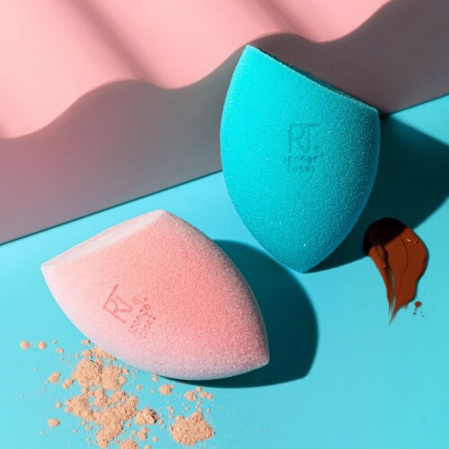 Real Techniques® Miracle Mattifying Duo Sponges Perspective: top