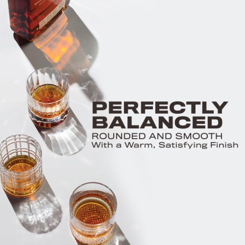 Woodford Reserve® Kentucky Straight Bourbon Whiskey Holiday Edition Perspective: top