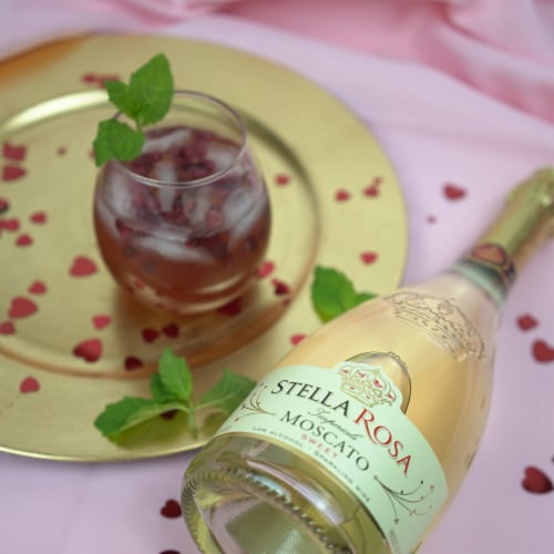 Stella Rosa Imperiale Moscato Sparkling Italian White Wine Perspective: top