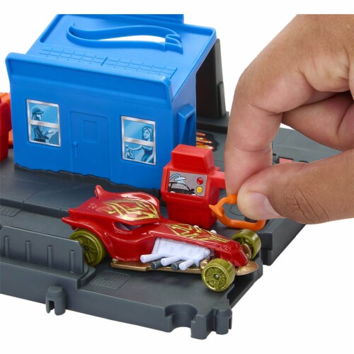 Mattel HKX45 Hot Wheels City Fuel Station Shift Track Set Perspective: top