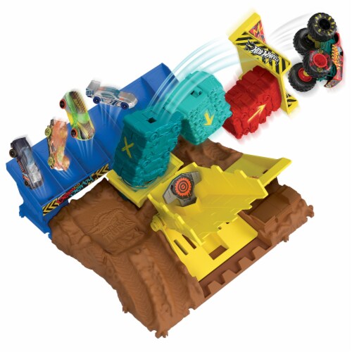 Hot Wheels Monster Trucks Arena Smashers & Truck Set w/2 Free Diecast Cars!