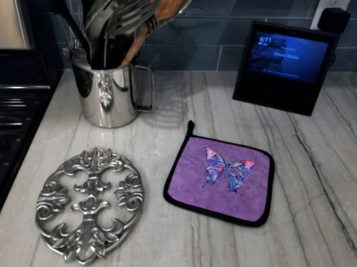 Carolines Treasures Butterfly on Purple Pair of Pot Holders Perspective: top