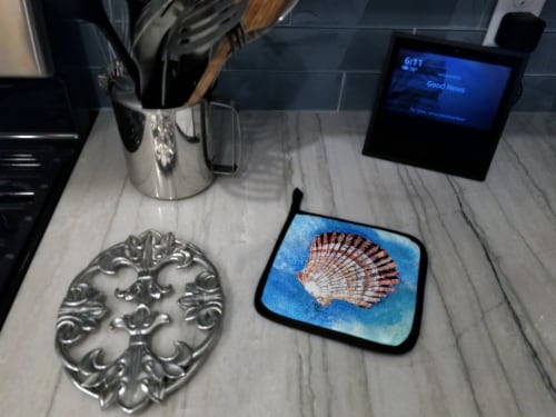 Carolines Treasures  8008PTHD Scallop Sea Shell Pair of Pot Holders Perspective: top
