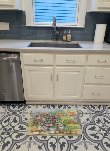 Carolines Treasures  APH3567RUG Patio Bouquet and Cat Machine Washable Memory Fo Perspective: top