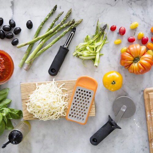 OXO Good Grips Swivel Peeler - Black Perspective: top