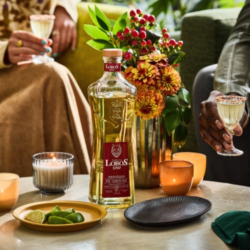 Lobos 1707 Tequila Reposado Perspective: top