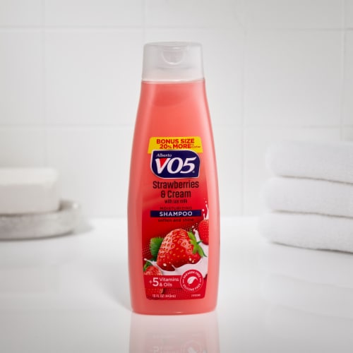 VO5® Strawberries & Cream Moisturizing Shampoo Perspective: top