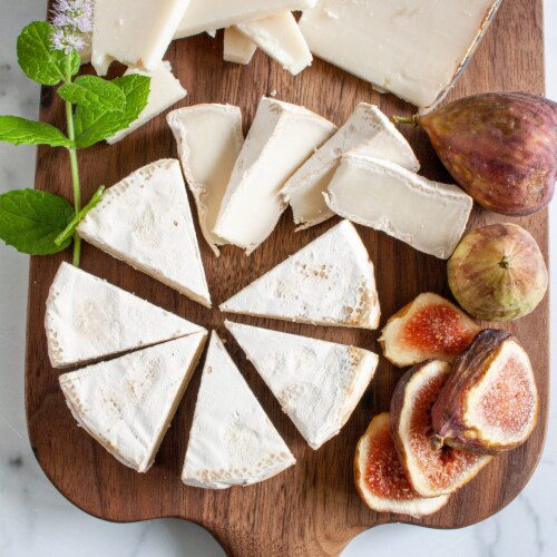 igourmet Goat's Milk Gourmet Cheese Treasures Gift Chest Perspective: top