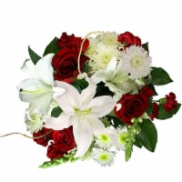 Love's Embrace Bouquet Perspective: Main