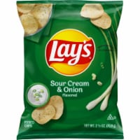 Lay's® Sour Cream & Onion Flavored Potato Chips Perspective: Main