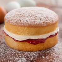 Graham's Classic Victoria Sponge Cake Perspective: Main